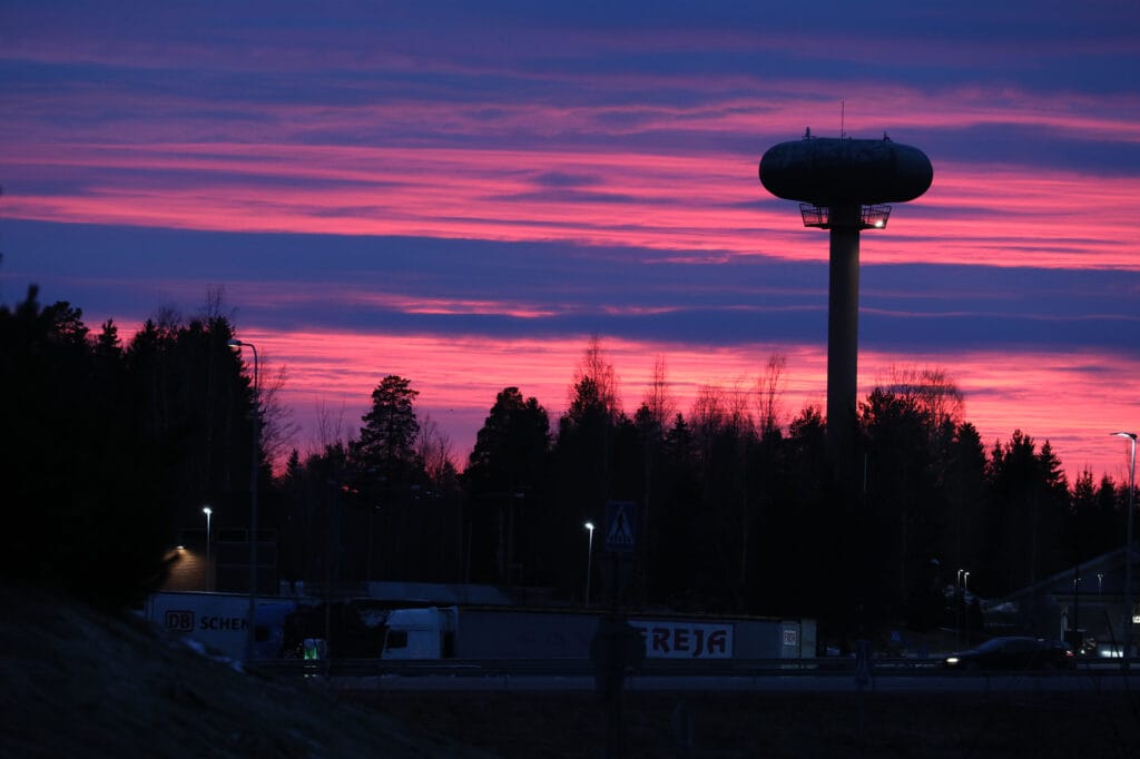 Vesitorni, brändiväreissä auringonlaskussa, Pysäyttävä Parkano