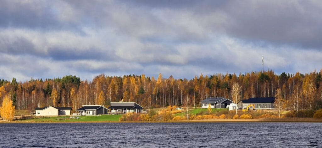 Asuinrakennukset järvimaisemassa