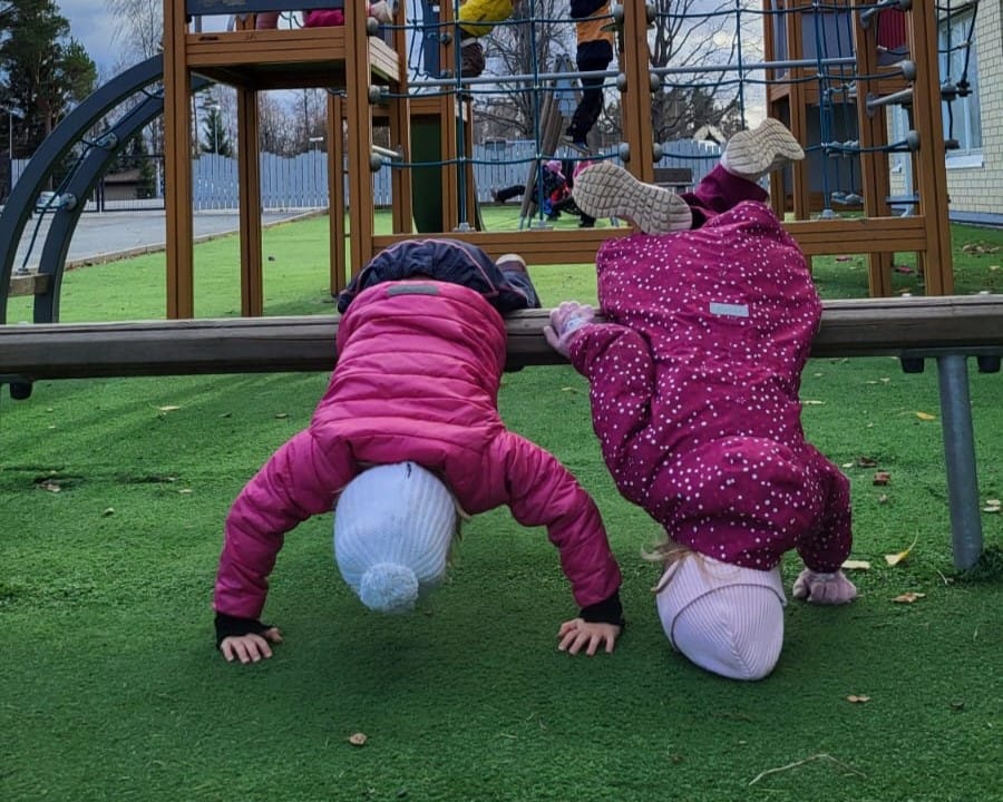 Lapset leikkivät Lystinmäen pihassa.