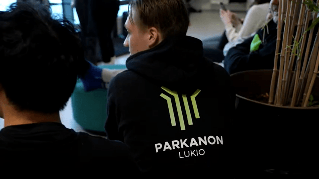 Huppari, jossa on Parkanon lukion logo.