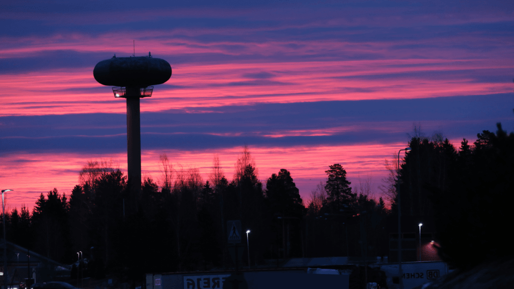 Vesitorni pinkillä iltaaurinko taivaalla