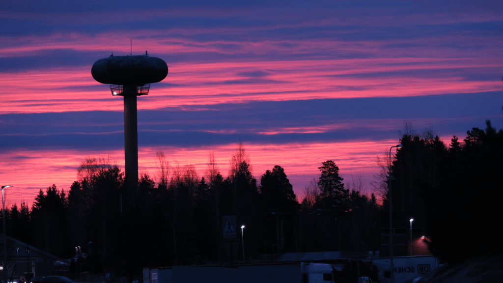 Vesitorni pinkillä iltaaurinko taivaalla