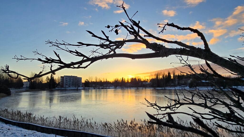 Jäätyvä Pappilansalmi auringonlaskun aikaan