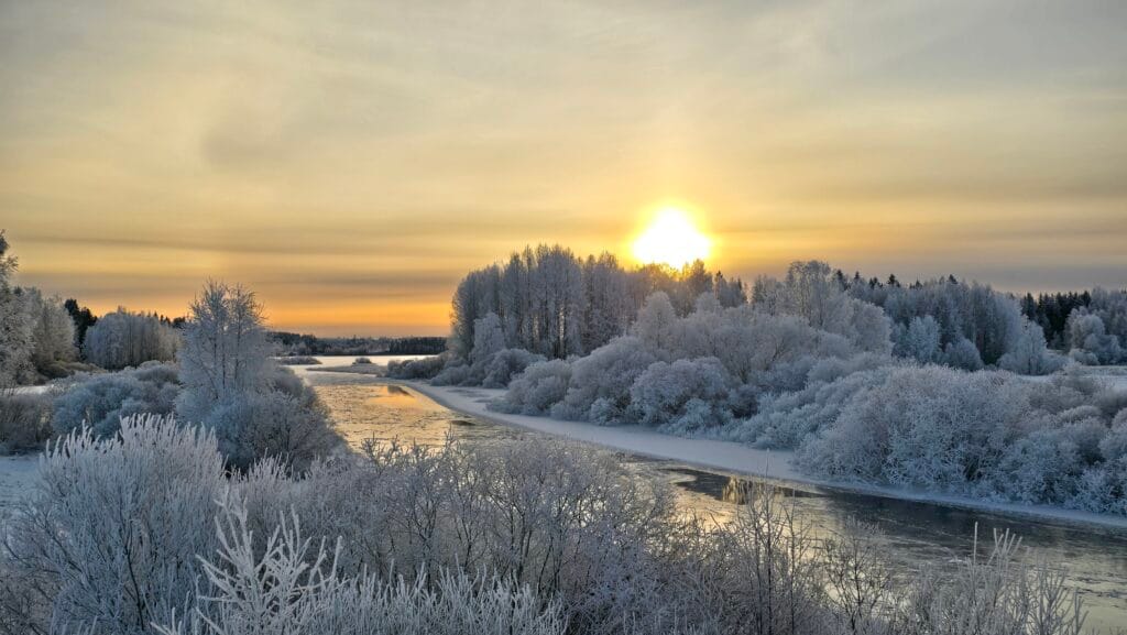 Aurinkoinen pakkaspäivä joella