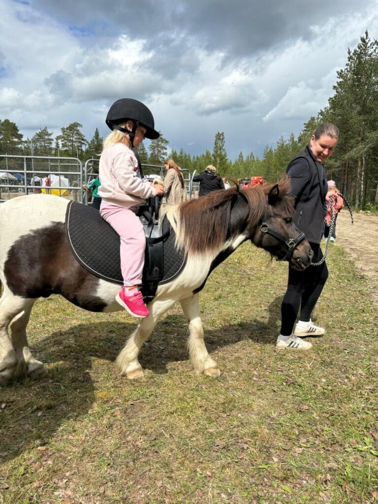 Lapinnevan markkinat ja maksuton ponitalutus ilahduttaa koko perhettä