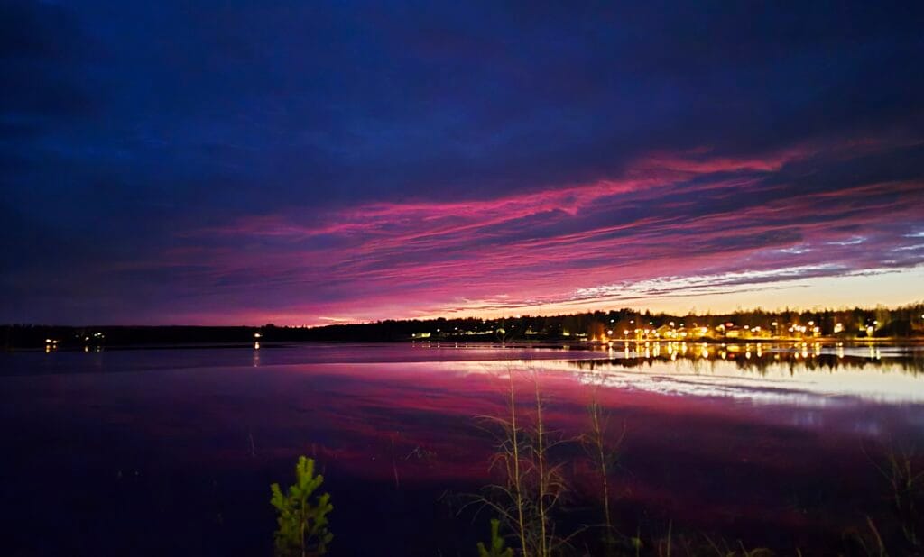 Lilanpunainen iltarusko Kirkkojärvellä