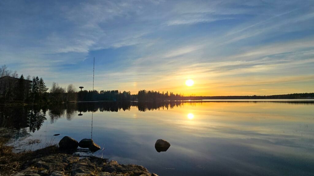 Auringon haloilmiö järvimaisemassa