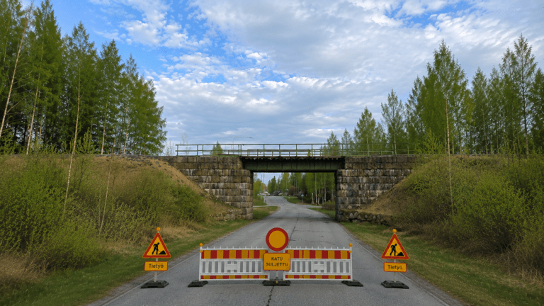Pentintien rautatiesilta, tietyömerkit kadulla