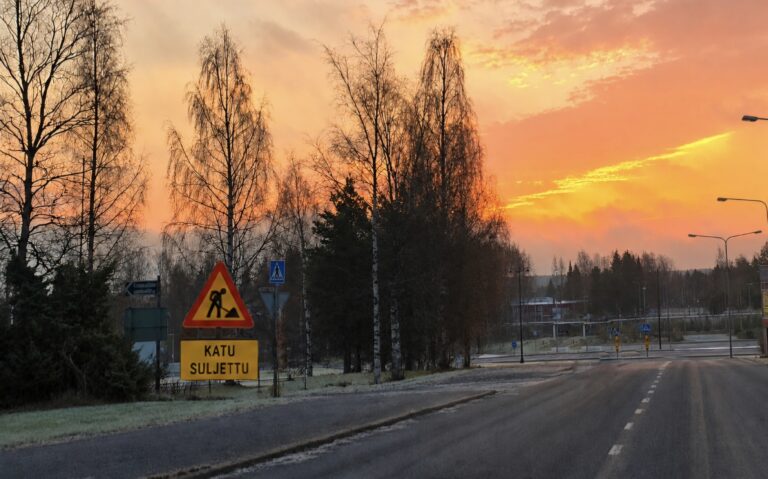 Katu suljetaan perusparannuksen vuoksi, tietyökyltti kadun risteyksessä